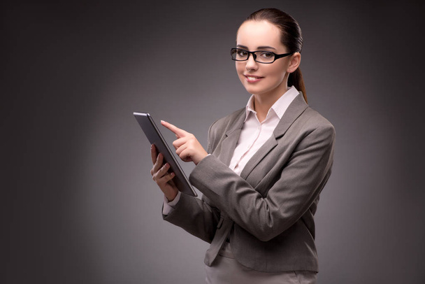 Young businesswoman working with tablet computer - Foto, Bild