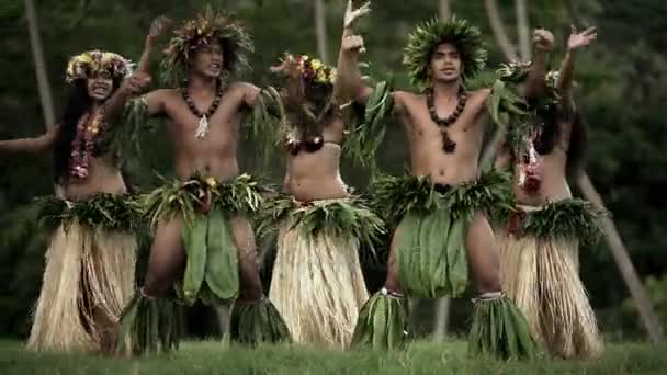  mężczyzn z dziewcząt taniec hula  - Materiał filmowy, wideo