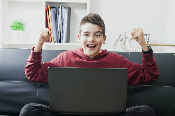 child with the computer laptop - Foto, Imagem