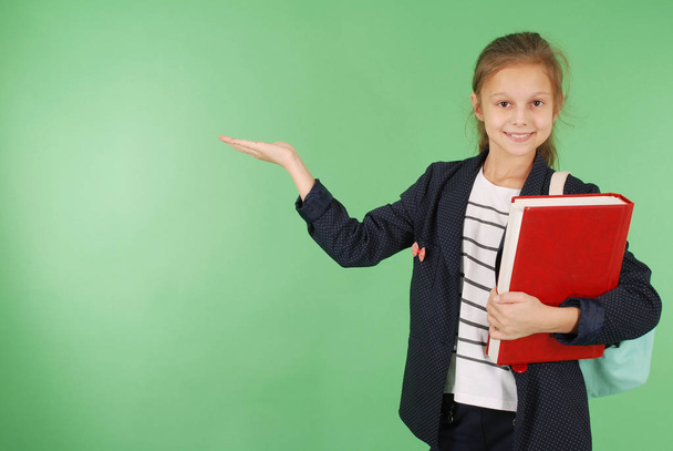 Giovane ragazza della scuola con libro rosso e zaino
 - Foto, immagini