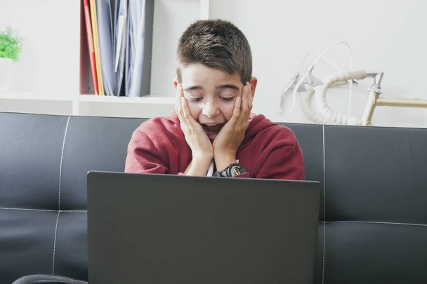 Kind mit dem Laptop - Foto, Bild