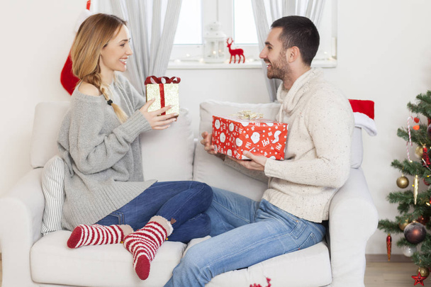 Couple with Christmas present - Foto, imagen