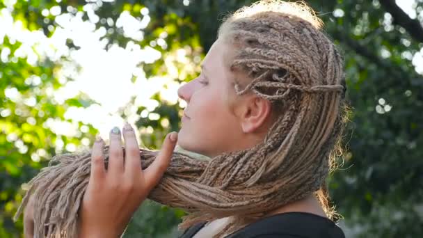 das Mädchen beim Bürsten afrikanischer Zöpfe. hd - Filmmaterial, Video