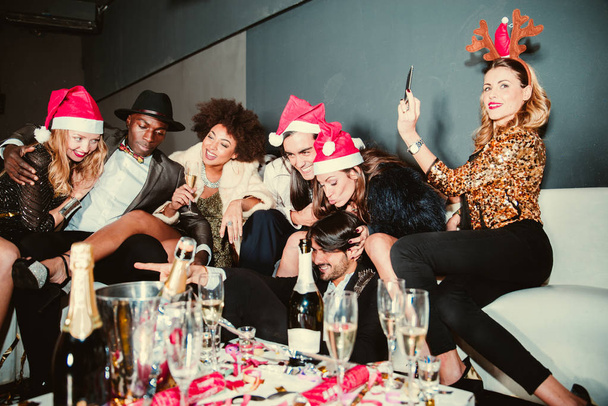 Friends celebrating new year in nightclub - Zdjęcie, obraz