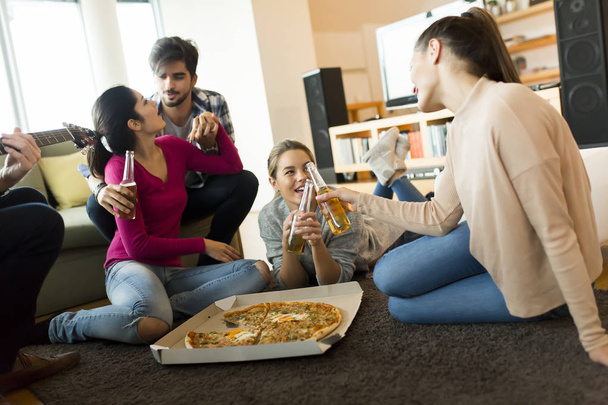 Freunde auf Pizza-Party - Foto, Bild