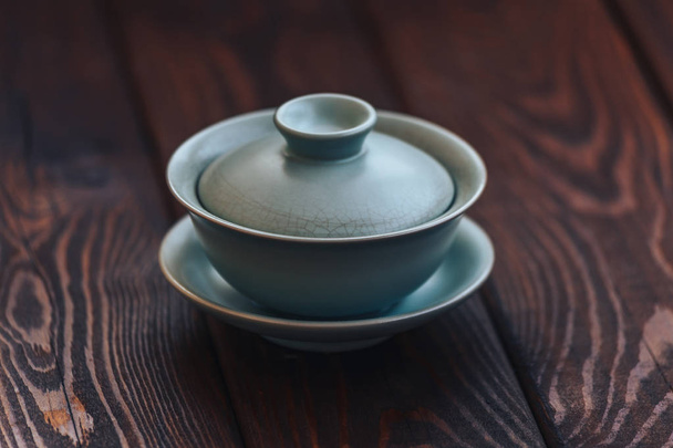 Gaiwan vagy tea cup kínai tea-szertartás a fából készült háttér. Másolja a hely. - Fotó, kép