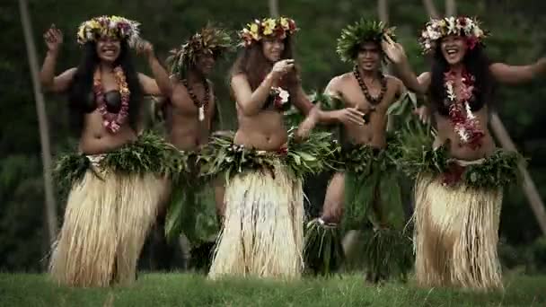  Polynesische Tänzer unterhalten in Kostümen - Filmmaterial, Video