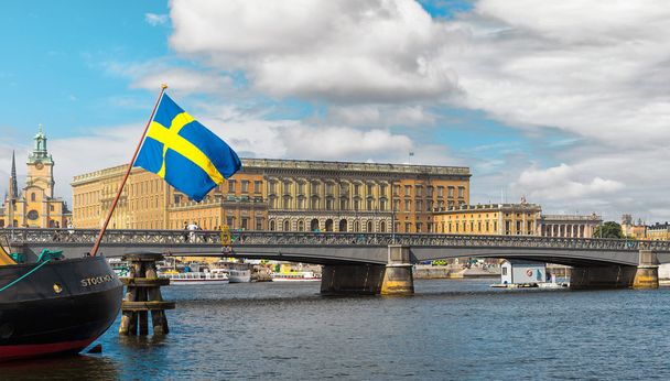 Schwedische Flagge mit dem königlichen Schloss - Foto, Bild
