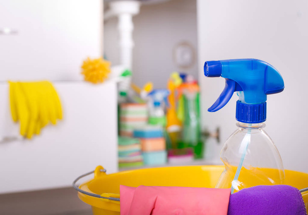 Ferramentas de limpeza em cozinha
 - Foto, Imagem