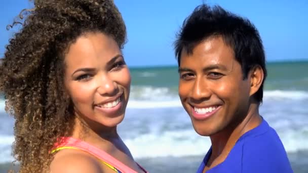  ζευγάρι χαλαρώνοντας στην παραλία - Πλάνα, βίντεο