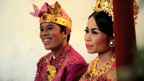  menyasszony és a vőlegény a házasságkötést részt - Felvétel, videó