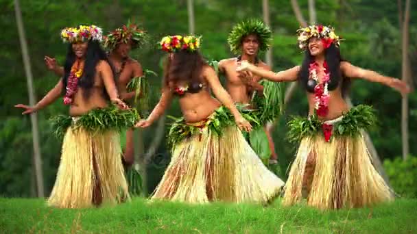  hombres con chicas bailando hula
  - Imágenes, Vídeo