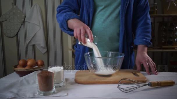 Cozinha de Chef. Homem adicionar ingredientes para bolo de chocolate em tigela de vidro
 - Filmagem, Vídeo