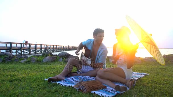  erkek ve kadın gitar çalmak - Video, Çekim
