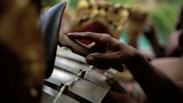 groupe gamelan jouant en performance
 - Séquence, vidéo