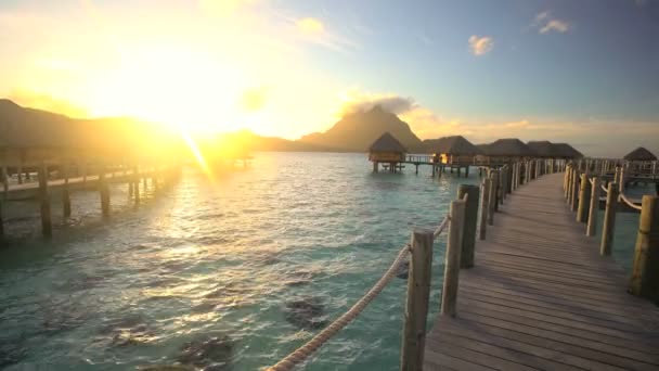  lagune avec bungalows au coucher du soleil
 - Séquence, vidéo
