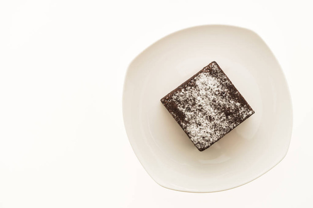 Brownies de chocolate en plato blanco
 - Foto, imagen