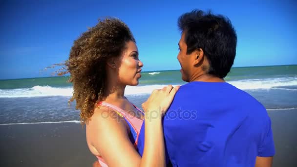 ζευγάρι απολαμβάνει στην παραλία - Πλάνα, βίντεο