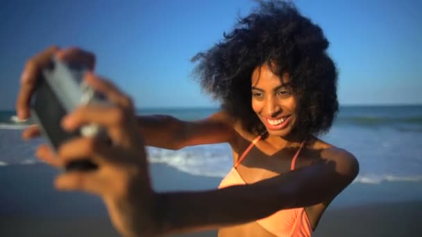 Жіночий беручи selfie
 - Кадри, відео