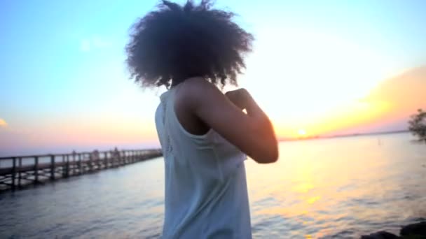 dança feminina descalça na praia
  - Filmagem, Vídeo