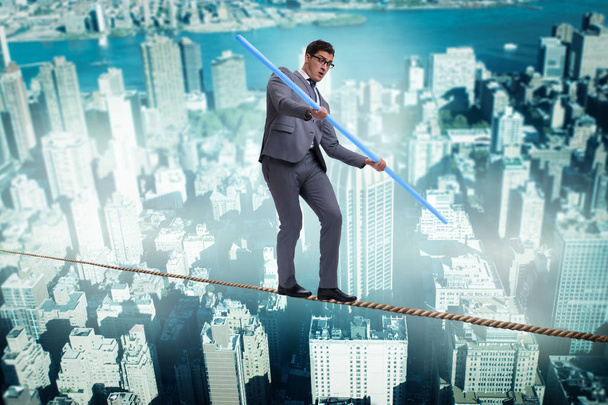 Επιχειρηματίας κάνει τεντωμένο σχοινί περπάτημα στην έννοια του κινδύνου - Φωτογραφία, εικόνα