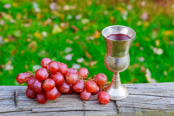 ποτήρι κρασιού σταφύλια Εβραϊκές αργίες - Φωτογραφία, εικόνα