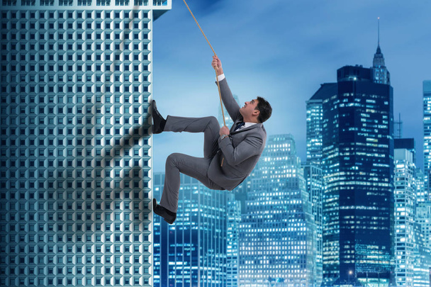 Hombre de negocios en desafío concepto de escalada rascacielos
 - Foto, Imagen