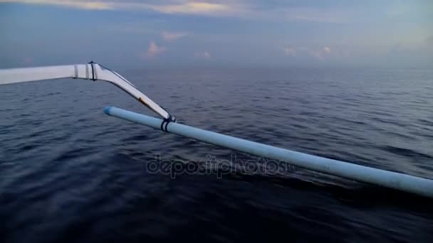 Canoa outrigger correndo através do oceano
 - Filmagem, Vídeo