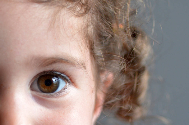 Auge eines glücklichen Kindes - Foto, Bild