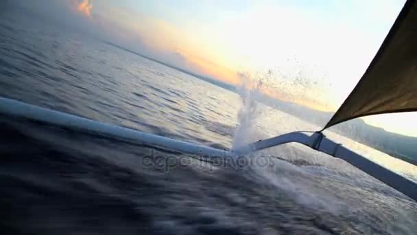 Outrigger каноэ гонки через океан
 - Кадры, видео