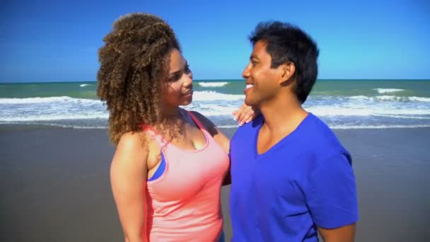 paar in sportkleding op strand - Video
