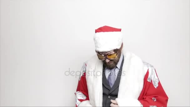 businessman in a suit of Santa Claus smiling and funny dancing, - Filmagem, Vídeo