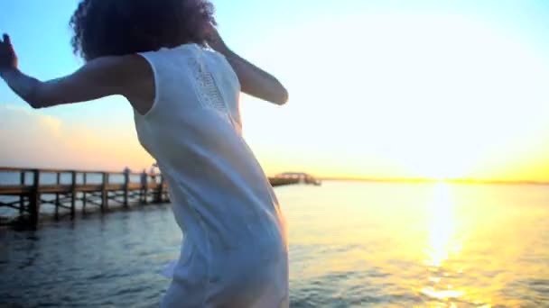 κορίτσι χορεύουν ξυπόλυτοι στην παραλία - Πλάνα, βίντεο