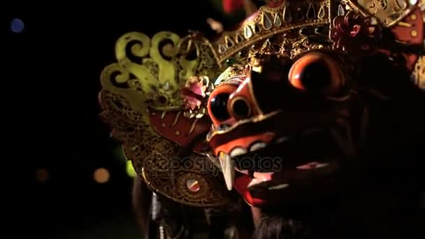 Figura máscara de dragón en rendimiento
 - Metraje, vídeo