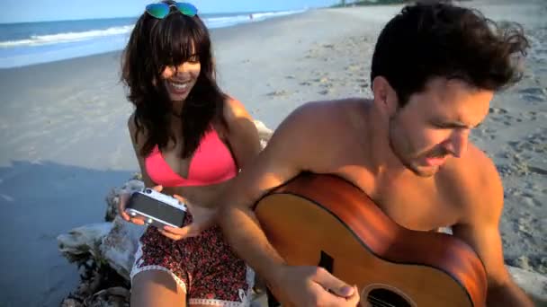 Paar spielt Gitarre  - Filmmaterial, Video