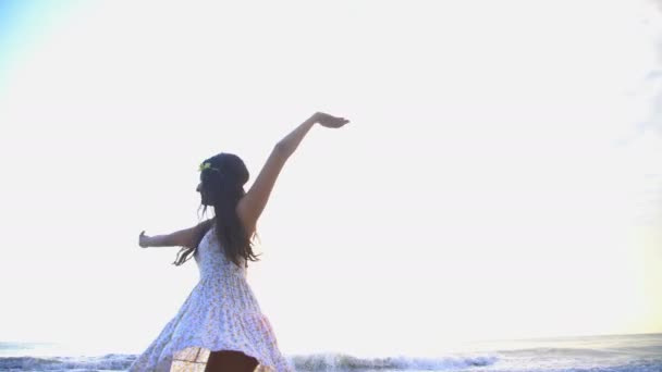 Женщина танцует на пляже - Кадры, видео