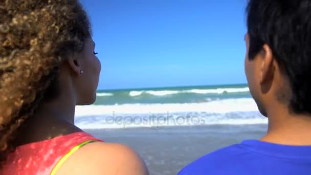 ζευγάρι απολαμβάνει την παραλία διακοπές - Πλάνα, βίντεο