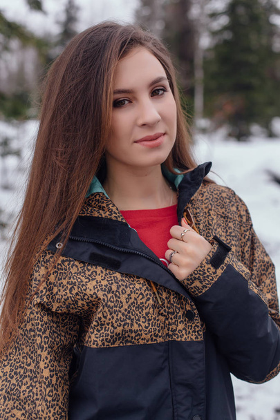 Winter portrait of young beautiful woman - Foto, afbeelding