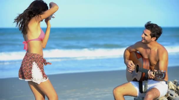 couple jouant de la guitare  - Séquence, vidéo