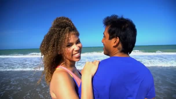γυναίκα με άνδρα χαλαρώνοντας στην παραλία - Πλάνα, βίντεο