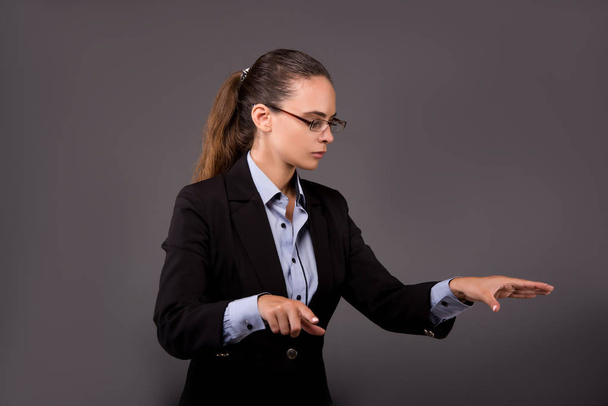 Fiatal nő üzletasszony virtuális gombok megnyomásával - Fotó, kép