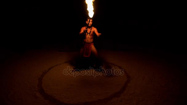  Ballerino di fuoco che si esibisce in un anello di fuoco
 - Filmati, video