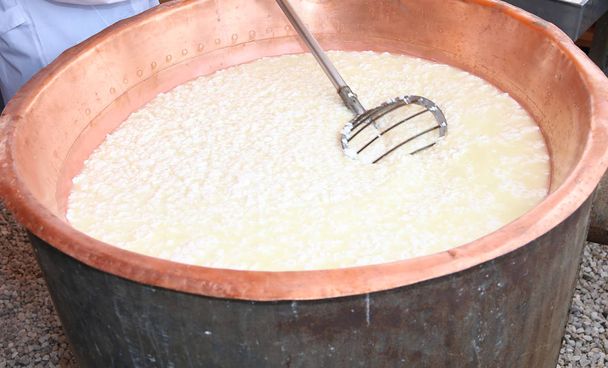 caldero de cobre grande caliente con leche fermentada y cuajo para hacer c
 - Foto, imagen