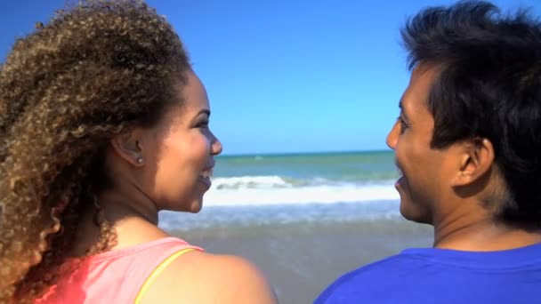  Paar entspannt sich am Strand - Filmmaterial, Video