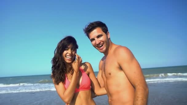  Casal abraçando na praia
 - Filmagem, Vídeo