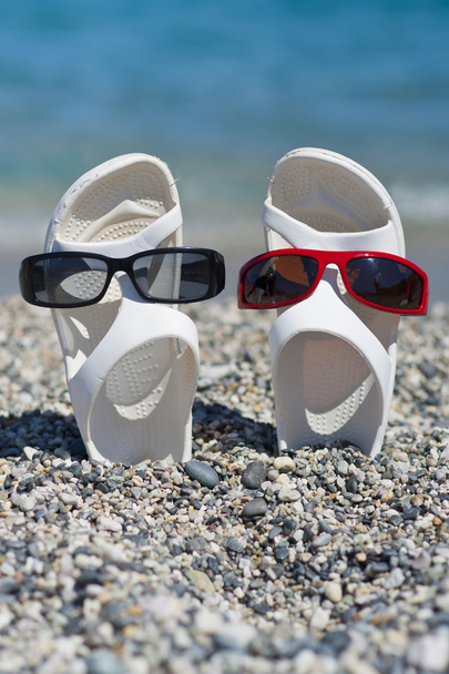 Dos sandalias divertidas en la playa
 - Foto, Imagen