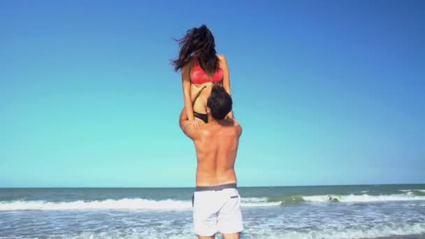  płci męskiej i żeńskiej, obejmując na plaży - Materiał filmowy, wideo
