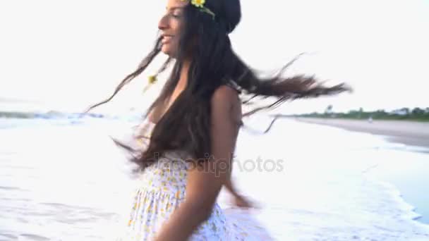 Frauen tanzen barfuß am Strand - Filmmaterial, Video