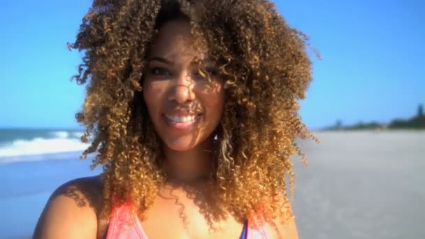 női hűtés a strandon  - Felvétel, videó