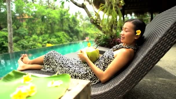  жіночий питний кокосовий сік
 - Кадри, відео